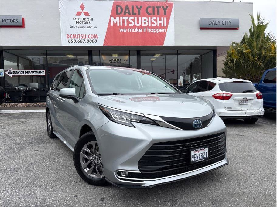 2023 Toyota Sienna XLE Minivan 4D