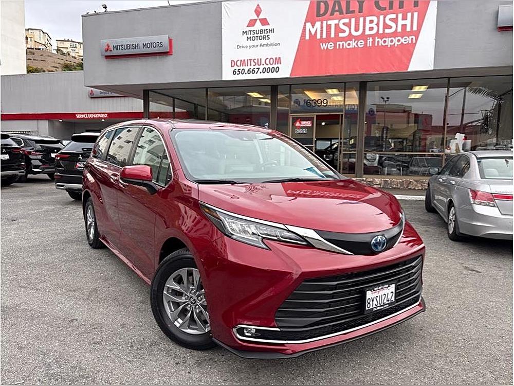 2022 Toyota Sienna XLE Minivan 4D