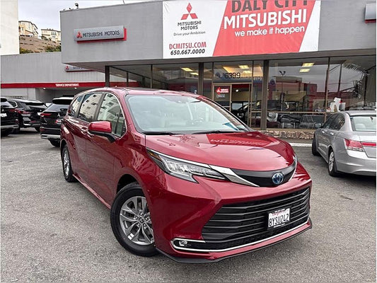 2022 Toyota Sienna XLE Minivan 4D