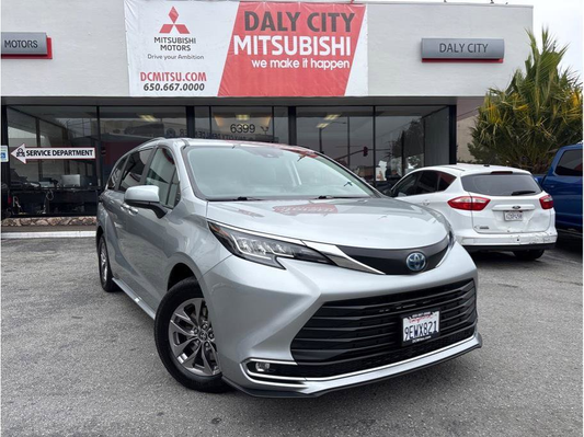 2023 Toyota Sienna XLE Minivan 4D